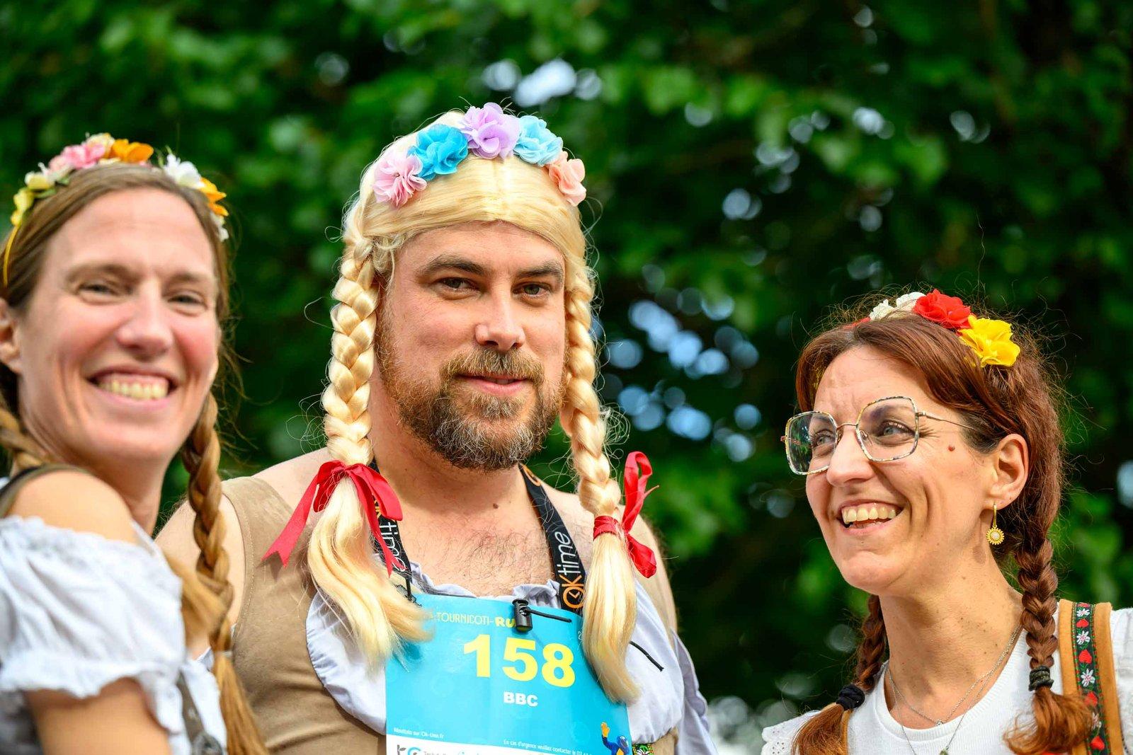 Une équipe déguisée pose avant le départ du relais