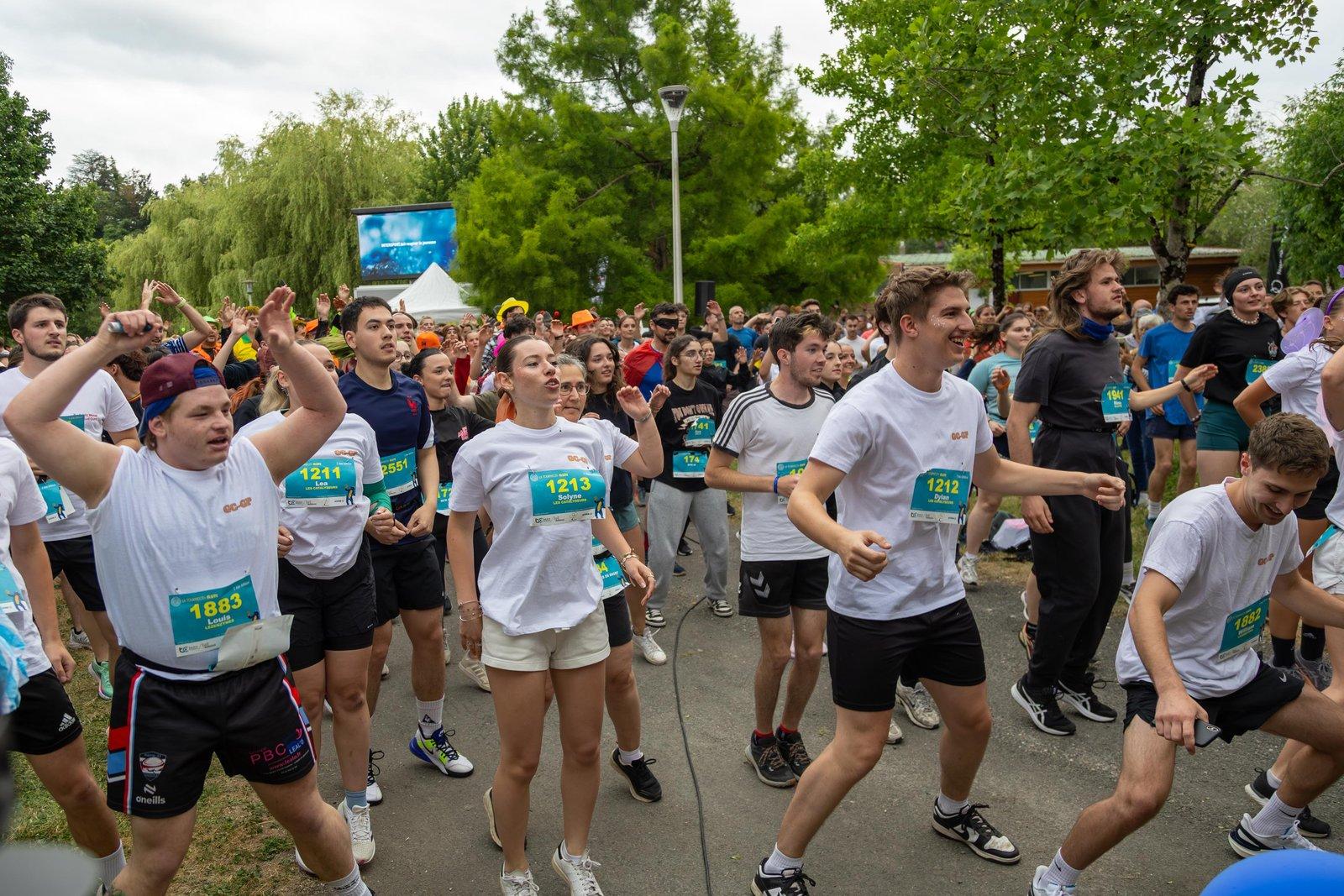 Le village de la course en soirée, stands éclairés et guirlandes